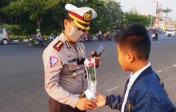 Viral, Dua Bocah Pelajar Tiba-tiba Beri Bunga ke Polisi Lalu Lintas