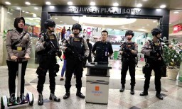 Aman, Mal di Surabaya Dijaga Polisi Bersenjata Lengkap 