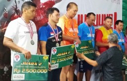 Polisi ini Sumbang Hadiah Juara Turnamen Badminton ke Korban Gempa