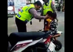 Menggemaskan, Biker Cilik Menangis Saat Digiring Polisi
