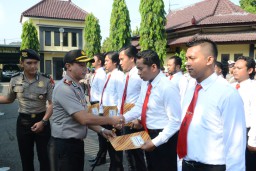 Berprestasi, 13 Anggota Reskrim dan Narkoba Dapat Penghargaan