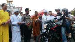 Jaga Kerukunan, Kapolrestabes dan Tokoh Lintas Agama Bagi-Bagi Takjil