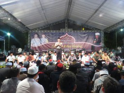Di Madiun, Cak Nun Ajak Jamaah Doakan Lima Syuhada Polri