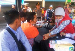 Polisi Gelar Cek Kesehatan Gratis untuk Pemudik di Surabaya