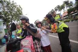 Bingkisan Simpatik Ala Polisi Cantik di Surabaya