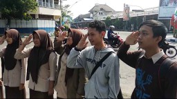 Tertib Dapat Helm di Ponorogo, Melanggar Hormat Bendera