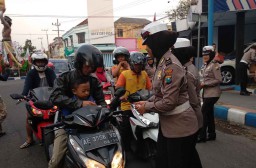 Begini Cara Polisi Bagi Takjil Pada Pengendara