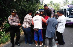 Biker SMP Tabrak Mobil Rombongan Pengantin di Tikungan Maut Ngebel