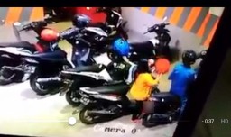 Viral, Diduga Satu Keluarga Kompak Mencuri Helm di Surabaya