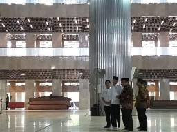Presiden Jokowi Tinjau Penyemprotan Disinfektan di Masjid Istiqlal