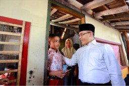 Pelajar Kurang Mampu di Banyuwangi Diberi Uang Saku dan Transport