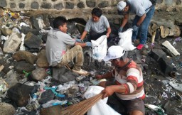 Rayakan Hari Laut Sedunia, Masyarakat Muncar Punguti Sampah Pesisir