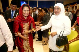 Ketika Puti dan Khofifah Bertemu, Apa yang Dibicarakan?