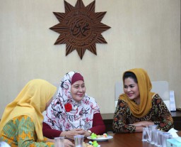 Puti dan Pimpinan Aisyiyah Jatim Saling Cerita Kenangan Masa Lalu