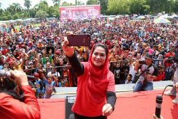 Penuh Keakraban, Cawagub Puti Disambut Ribuan Warga di Ngawi
