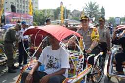 Kapolres Ponorogo Jadi Pengayuh Becak, Begini Keseruannya