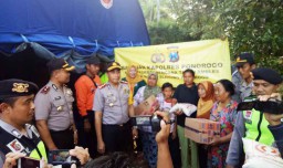 Polres Ponorogo Beri Bantuan Sembako Pengungsi Tanah Gerak Senepo