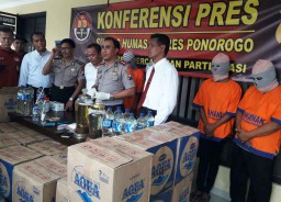 Selama Januari-April, Polres Ponorogo Amankan 1,143 Liter Arak Jowo