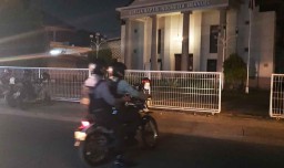 Polisi Bersenjata Lengkap Malam-malam Datangi Gereja ini, Ada Apa?