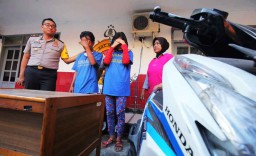 Pacaran dengan Komplotan Pencuri Motor, Gadis Cantik ini Masuk Bui