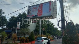 Panwaslu Akhirnya Tutupi Gambar Puti di Reklame Bulan Bung Karno