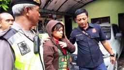 Rekonstruksi, Istri Pingsan saat Peragakan Kepruk Kepala Suami