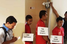 Polisi Gelar Rekontruksi Pembunuhan di Apartemen Educity Surabaya