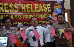 Video: Garong Spesialis HP Digulung