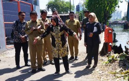 Pemkot Surabaya Akan Pasang Matras Joging dari Sandal Jepit Bekas