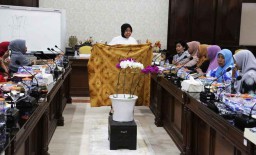Wali Kota Risma Dorong Pengrajin Batik Celup Surabaya Lebih Kreatif