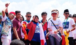 Kenakan Kaos Bertuliskan Arek ITS, Risma Ajak Alumni Pilih Jokowi