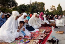 Salat Id, Wali Kota Risma Nyaris Ambruk 