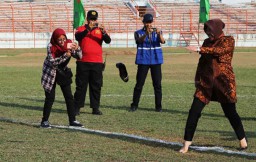 Sepatu Risma Melayang Saat Buka Turnamen Bola