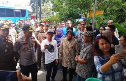 Tinjau Beberapa TPS di Surabaya, Wali Kota Risma: Aman