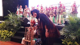 Wali Kota Risma Beri Hormat ke Relawan Paliatif hingga Membungkuk