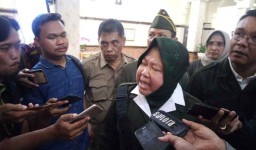 Risma Sesalkan Kenekatan Penonton 'Surabaya Membara' Naik Viaduk