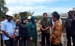 Tinjau Proyek Jalan MERR Gununganyar, Risma Diwaduli Warga