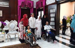 Open House Lebaran, Risma Berikan Kursi Rodanya untuk Anak Disabilitas