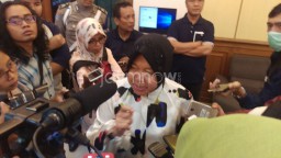 Diserahkan ke Kemensos, Risma Beri "Hadiah" Anak Korban Pelaku Bom