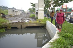 Subuh-subuh, Risma Bersama KPK Tinjau Pengerjaan Box Culvert