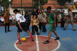 Resmikan Lapangan Futsal, Risma Ingin Anak Surabaya Berprestasi
