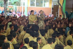 Ini Wali Kota Risma Cegah Kenakalan Remaja di Surabaya
