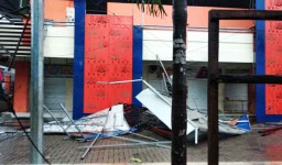 Diterpa Angin Kencang, Atap Bangunan Pasar di Bojonegoro Ambruk