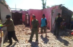 Aksi Heroik Ayah Selamatkan Keluarga saat Atap Rumahnya Ambruk