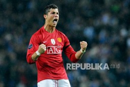 Solskjaer Terharu Cavani Mengalah Demi CR7