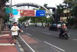 Bantu Keluarga, Pemuda Ini Jajakan Roti di Samping Gedung Grahadi