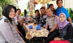 Berita Foto: Secangkir Kopi Perekat Polisi dengan Masyarakat
