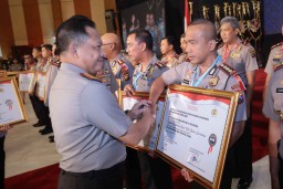 Ungkap Miras Terbanyak, Polrestabes Surabaya Diganjar Penghargaan