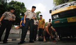 Foto: Serunya 'Ngobrol Kamtibmas' Polisi dan Sopir Angkot di Surabaya