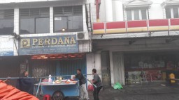 Ruko Jual Bahan Kimia di Dekat Tugu Pahlawan Terbakar